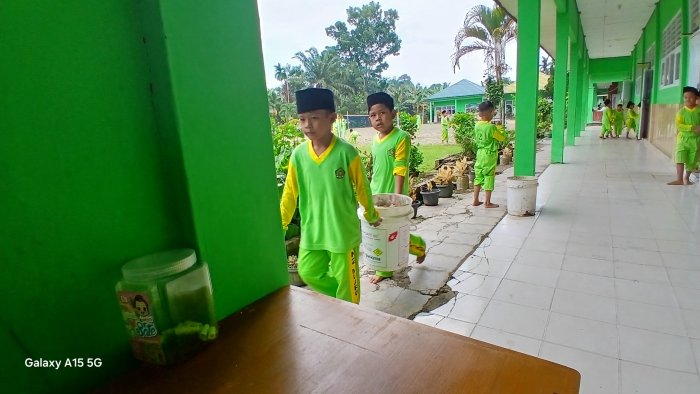 Siswa MIN 2 Muaro Jambi Jaga Kebersihan Sekolah