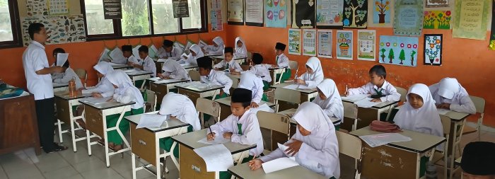 Nizarlis Awasi Ujian hari ke-6 Kelas 5B di MIN 2 Muaro Jambi
