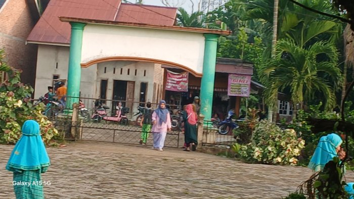 Guru Piket Sambut Siswa di Gerbang MIN 2 Muaro Jambi Guru Piket Sambut Siswa di Gerbang MIN 2 Muaro Jambi