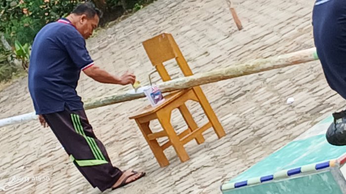 Ahmad Zamroni Lakukan Pengecatan Tiang Bendera di MIN 2 Muaro Jambi