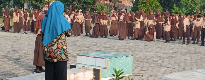 Madrasah Ajak Siswa Aktif Jaga Kebersihan Sekolah Madrasah Ajak Siswa Aktif Jaga Kebersihan Sekolah