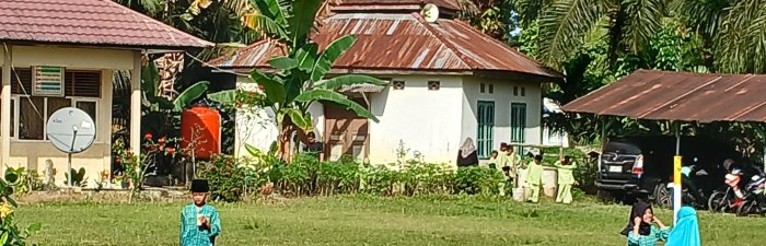 Guru dan Siswa Bersihkan Mushola Sambut Porsadin 2025 Guru dan Siswa Bersihkan Mushola Sambut Porsadin 2025