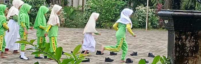 MIN 2 Muaro Jambi Lestarikan Permainan Lompat Sepatu