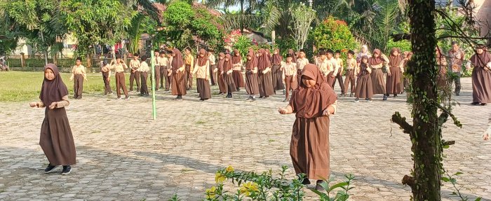 Siswa Kelas 6 dan 5B Pimpin Senam Pagi di Madrasah