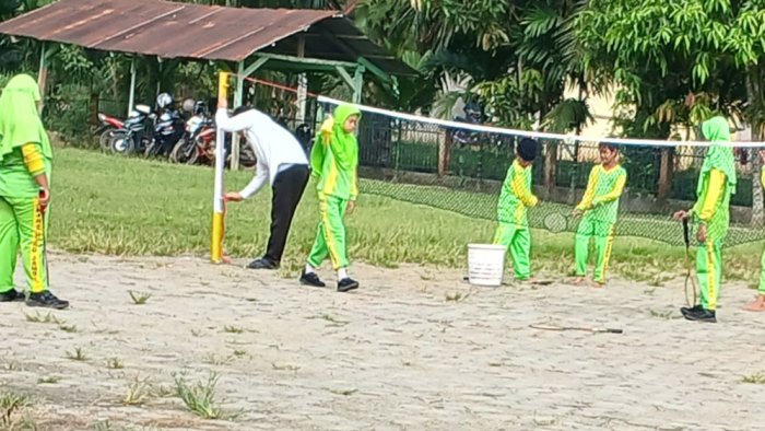 Guru PJOK MIN 2 Muaro Jambi Dampingi Siswa Belajar di Alam