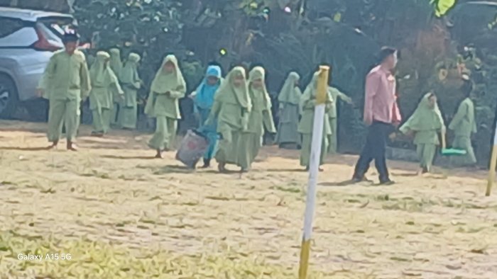 Guru dan Siswa Madrasah Gelar Aksi Bersih-Bersih Sampah