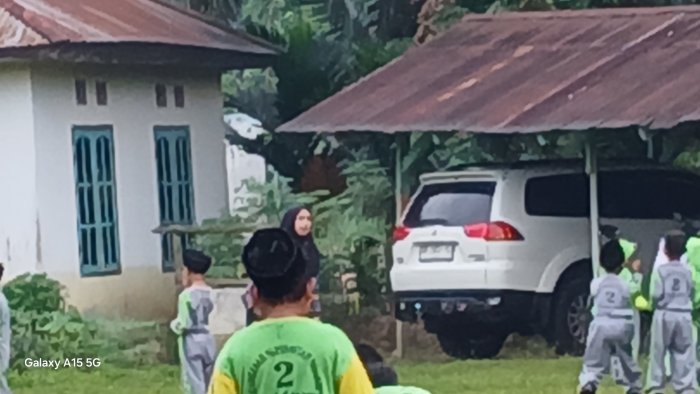 Siswa Kelas 2B Desa Tarikan Belajar di Alam Terbuka Siswa Kelas 2B Desa Tarikan Belajar di Alam Terbuka