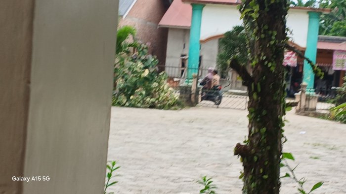 Wali Kelas 2A Antar Siswa Sakit Pulang ke Rumah