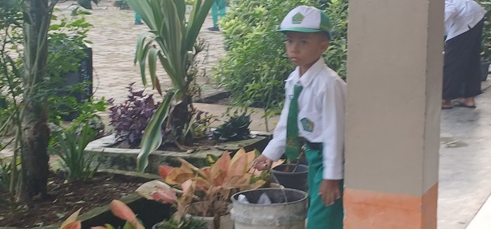 Siswa Madrasah Giat Jaga Kebersihan Sekolah dan Lingkungan