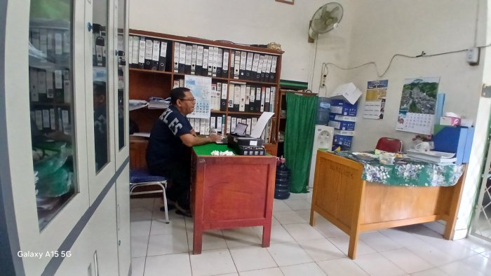 Staf TU MIN 2 Muaro Jambi Tetap Layani Administrasi Saat Liburan Sekolah