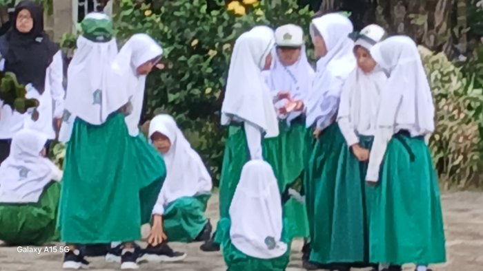 Siswa MIN 2 Muaro Jambi Bermain Sebelum Upacara Bendera