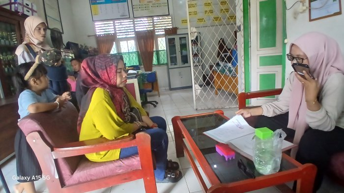Bendahara MIN 2 Muaro Jambi Layani Pendaftaran Siswa Baru Saat Libur