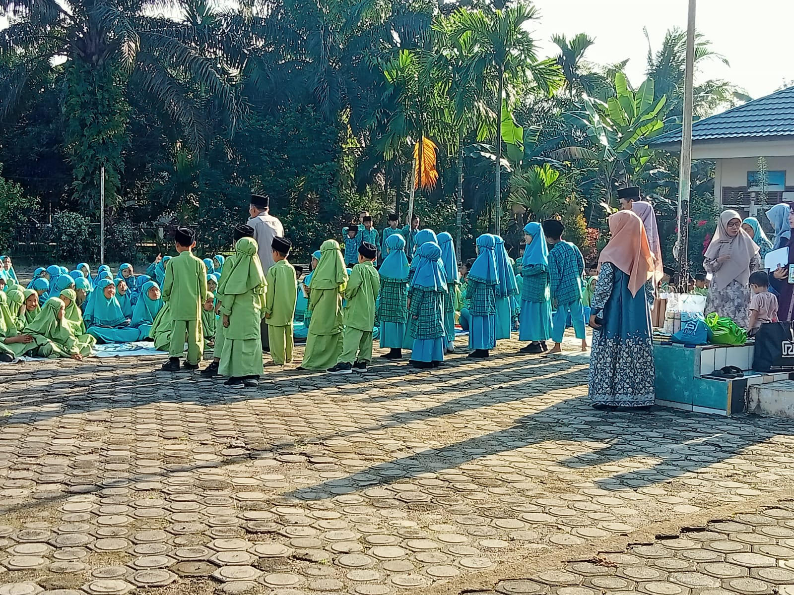 MIN 2 MUARO JAMBI MELAKSANAKAN PEMBAGIAN HADIAH UNTUK ANAK YANG MENJADI JUARA KELAS