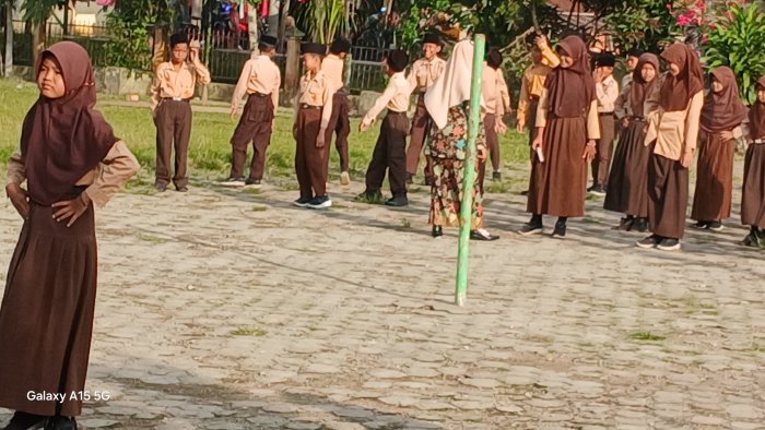 Wali Kelas Aktif Dampingi Siswa dalam Senam Ceria Wali Kelas Aktif Dampingi Siswa dalam Senam Ceria
