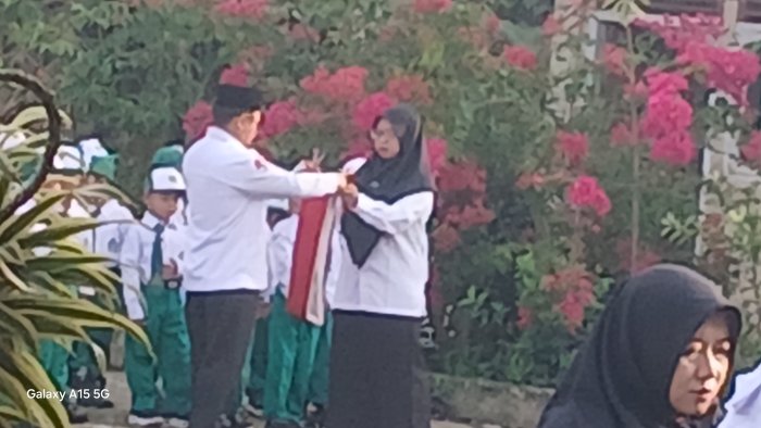 Guru dan Siswa Madrasah Siapkan Upacara Bendera Awal Pekan Guru dan Siswa Madrasah Siapkan Upacara Bendera Awal Pekan