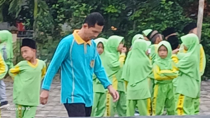 Siswa MIN 2 Muaro Jambi Awali Hari dengan Permainan Tradisional