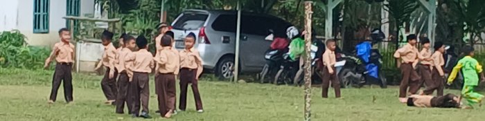 Siswa MIN 2 Muaro Jambi Isi Istirahat di Lapangan