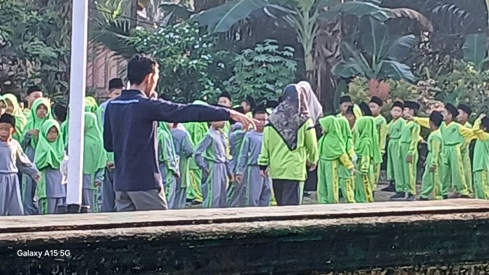 Senam Bersama di Madrasah Desa Tarikan Disambut Antusias Senam Bersama di Madrasah Desa Tarikan Disambut Antusias