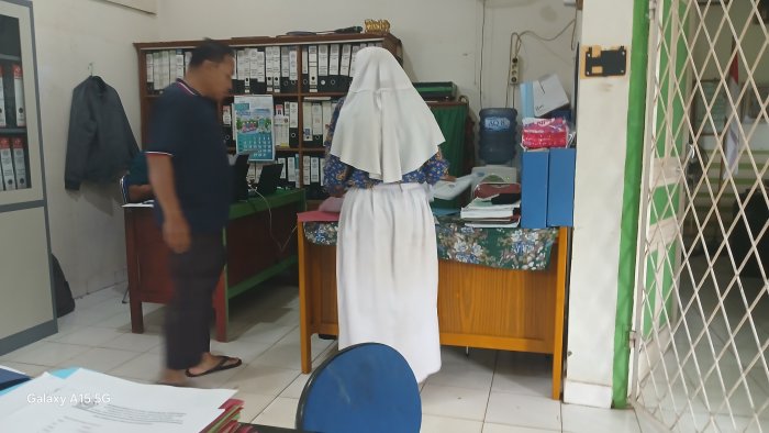 Zamroni Operator MIN 2 Muaro Jambi Layani Legalisasi Ijazah Alumni Untuk Daftar Ulang
