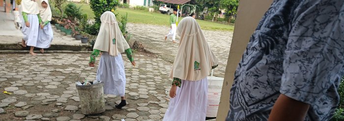 Namira Ikuti Aksi Bersih Lingkungan di MIN 2 Muaro Jambi