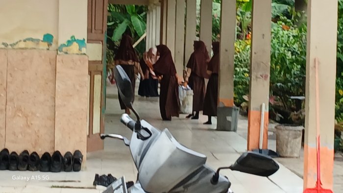 Guru MIN 2 Muaro Jambi Ajarkan Siswa Peduli Lingkungan Guru MIN 2 Muaro Jambi Ajarkan Siswa Peduli Lingkungan