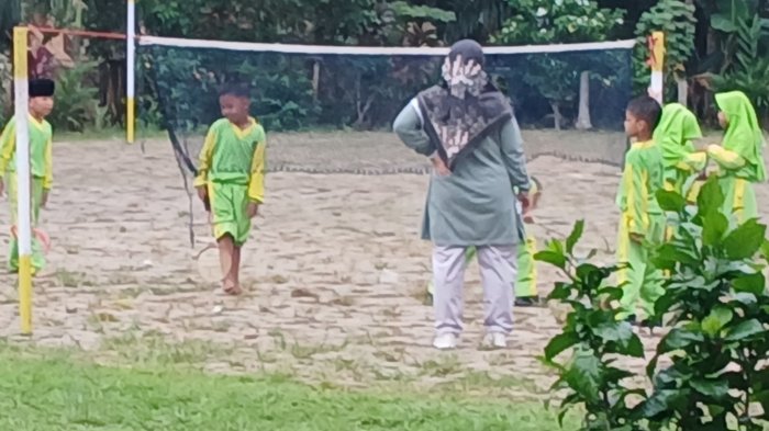 Siswa Kelas 1B MIN 2 Muaro Jambi Latihan Bulu Tangkis