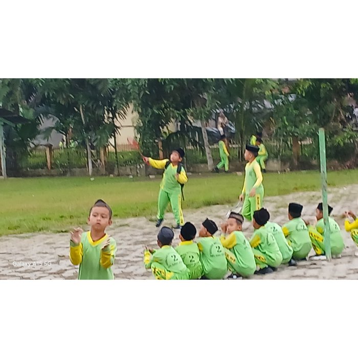 Siswa MIN 2 Muaro Jambi Rawat Tanaman Sekolah