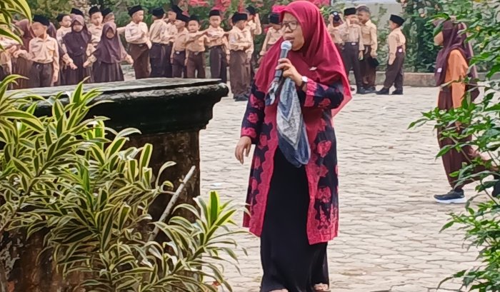 Wakil Kepala Kurikulum MIN 2 Muaro Jambi Pimpin Senam Pagi Bersama Siswa