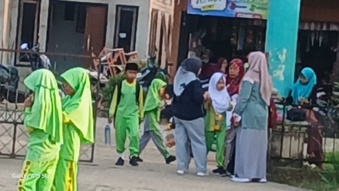 Guru Piket Sambut Siswa Di Gerbang Madrasah