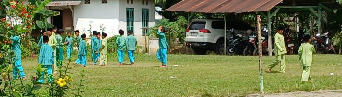 Siswa Desa Tarikan Manfaatkan Pagi untuk Bermain
