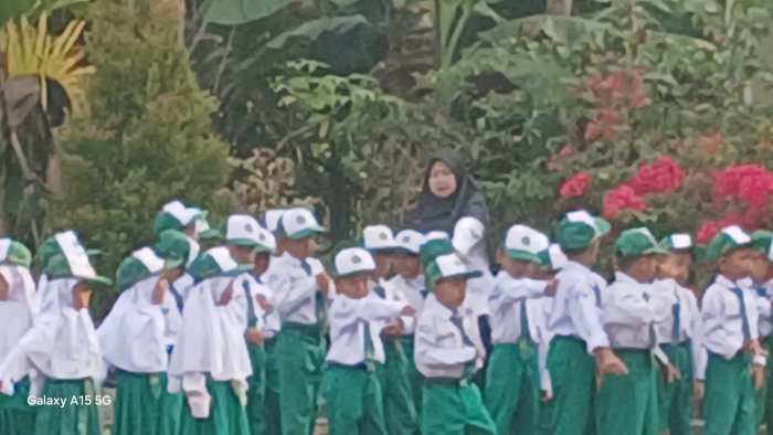 Wali Kelas MIN 2 Muaro Jambi Matangkan Persiapan Upacara