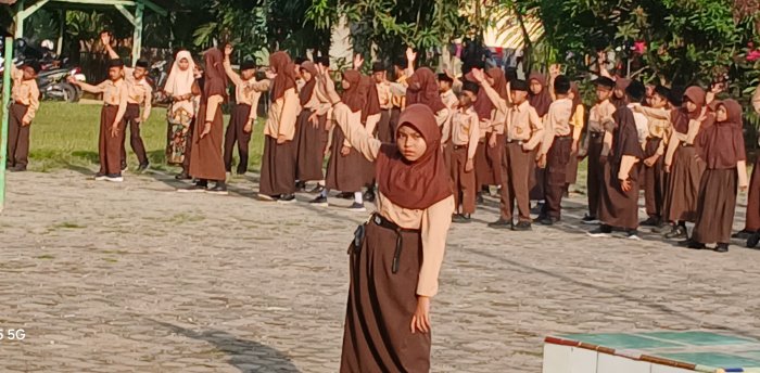 Nahla Siswa Kelas 5A Pimpin Senam Pagi di MIN 2 Muaro Jambi