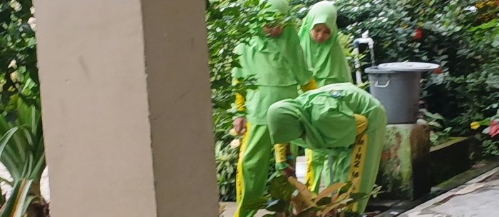 Siswa MIN 2 Muaro Jambi Gelar Aksi Bersih Usai Ujian
