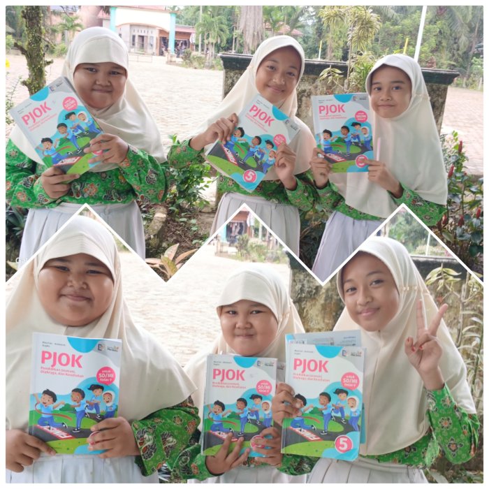 Siswa kelas 5A Min 2 Muaro Jambi Perlihatkan Buku Pelajaran