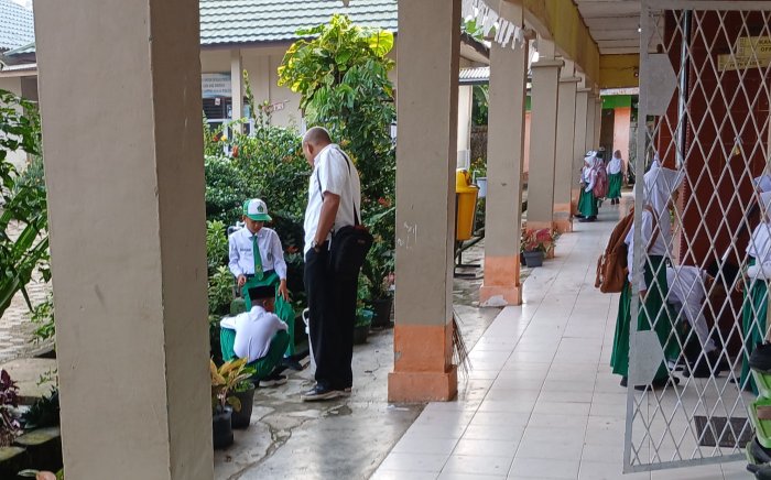 Kepala MIN 2 Dampingi Siswa Bersihkan Selokan Sekolah Kepala MIN 2 Dampingi Siswa Bersihkan Selokan Sekolah