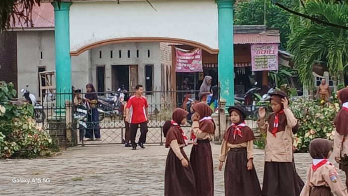 Guru Piket MIN 2 Muaro Jambi Ajak Siswa Olahraga Pagi