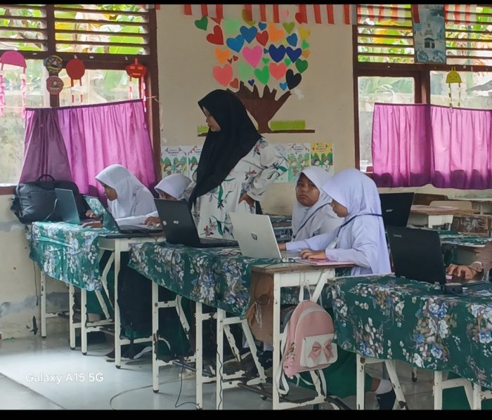 Nanda Silvia Bimbing Peserta Ujian TKA di MIN 2 Muaro Jambi