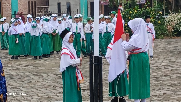 Siswa Kelas 3A MIN 2 Muaro Jambi Jalankan Tugas Upacara Bendera Siswa Kelas 3A MIN 2 Muaro Jambi Jalankan Tugas Upacara Bendera