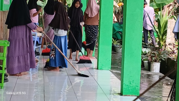 Siswa Kelas 5A MIN 2 Muaro Jambi Gelar Aksi Bersih-Bersih