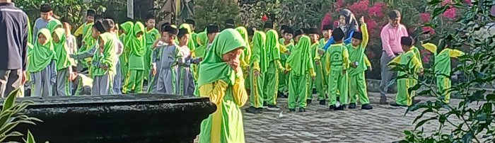 Wali Kelas Dampingi Siswa Kelas 1 di MIN 2 Muaro Jambi Wali Kelas Dampingi Siswa Kelas 1 di MIN 2 Muaro Jambi