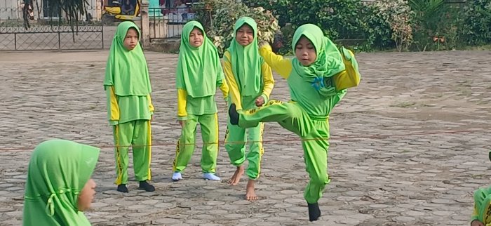 Lompat Karet Warnai Kegiatan Belajar di Luar Kelas