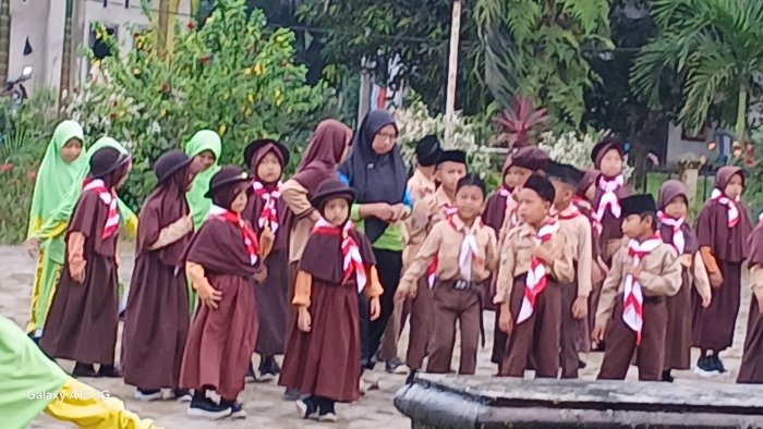 Waka  Kesiswaan MIN 2 Muaro Jambi Pantau Kegiatan Senam Siswa