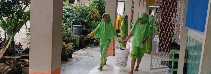 Bilqis dan Azalia Teladani Kebersihan Usai Ujian di Madrasah Bilqis dan Azalia Teladani Kebersihan Usai Ujian di Madrasah