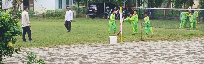 H Maksum dan Jauharul Bina Siswa MIN 2 Muaro Jambi Lewat Permainan Bola Besar