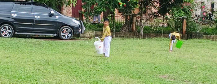 Siswa Kelas 2B Madrasah Muaro Jambi Gelar Aksi Bersih Lingkungan