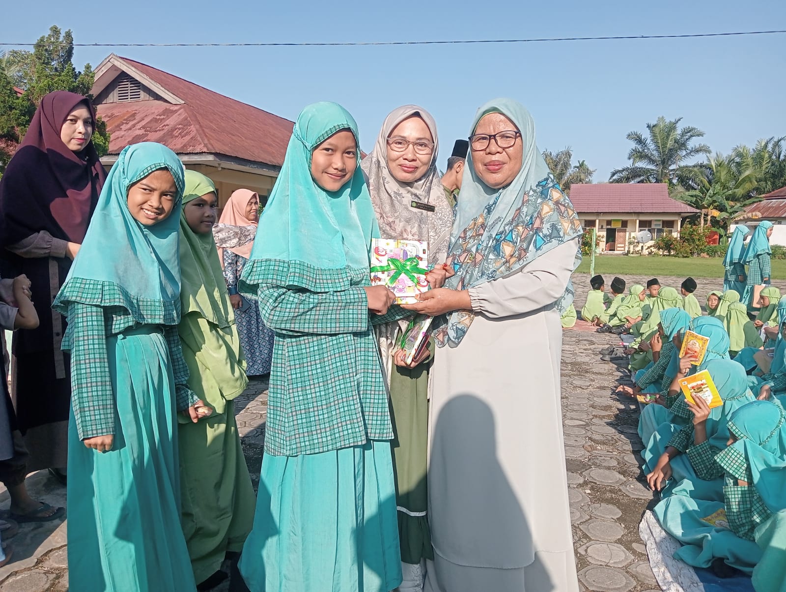 MIN 2 MUARO JAMBI MELAKSANAKAN PEMBAGIAN KADO JUARA MIN 2 MUARO JAMBI MELAKSANAKAN PEMBAGIAN KADO JUARA