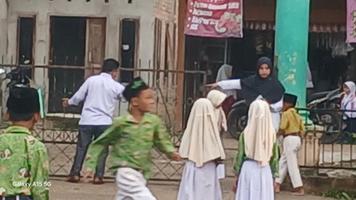 MIN 2 Muaro Jambi Adakan Aksi Bersih Lingkungan Sekolah MIN 2 Muaro Jambi Adakan Aksi Bersih Lingkungan Sekolah