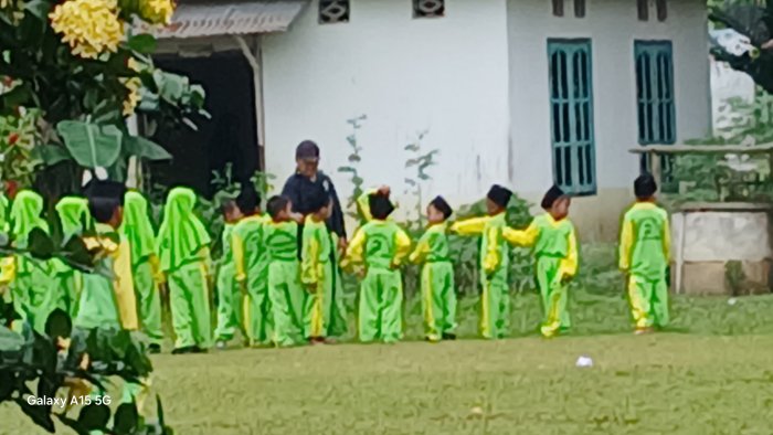 Wali Kelas 1A Berikan Arahan Sebelum Siswa Bermain Wali Kelas 1A Berikan Arahan Sebelum Siswa Bermain