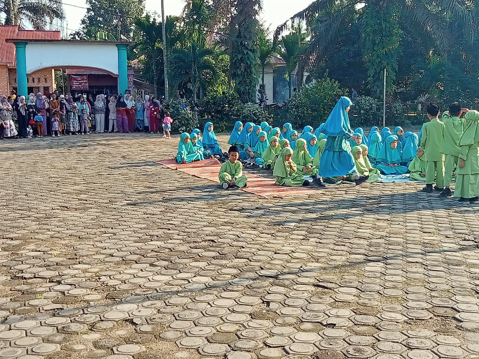 MIN 2 MUARO JAMBI MEMESTIKAN KEPADA ORANG TUA MURID PEMBAGIAN RAPORT BERJALAN LANCAR DAN DAMAI