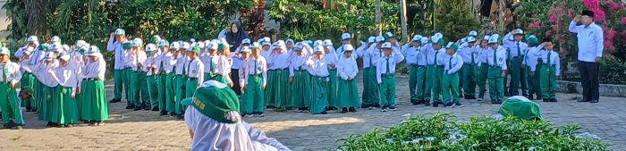 Wali Kelas 1A MIN 2 Muaro Jambi Aktif Dampingi Siswa Wali Kelas 1A MIN 2 Muaro Jambi Aktif Dampingi Siswa